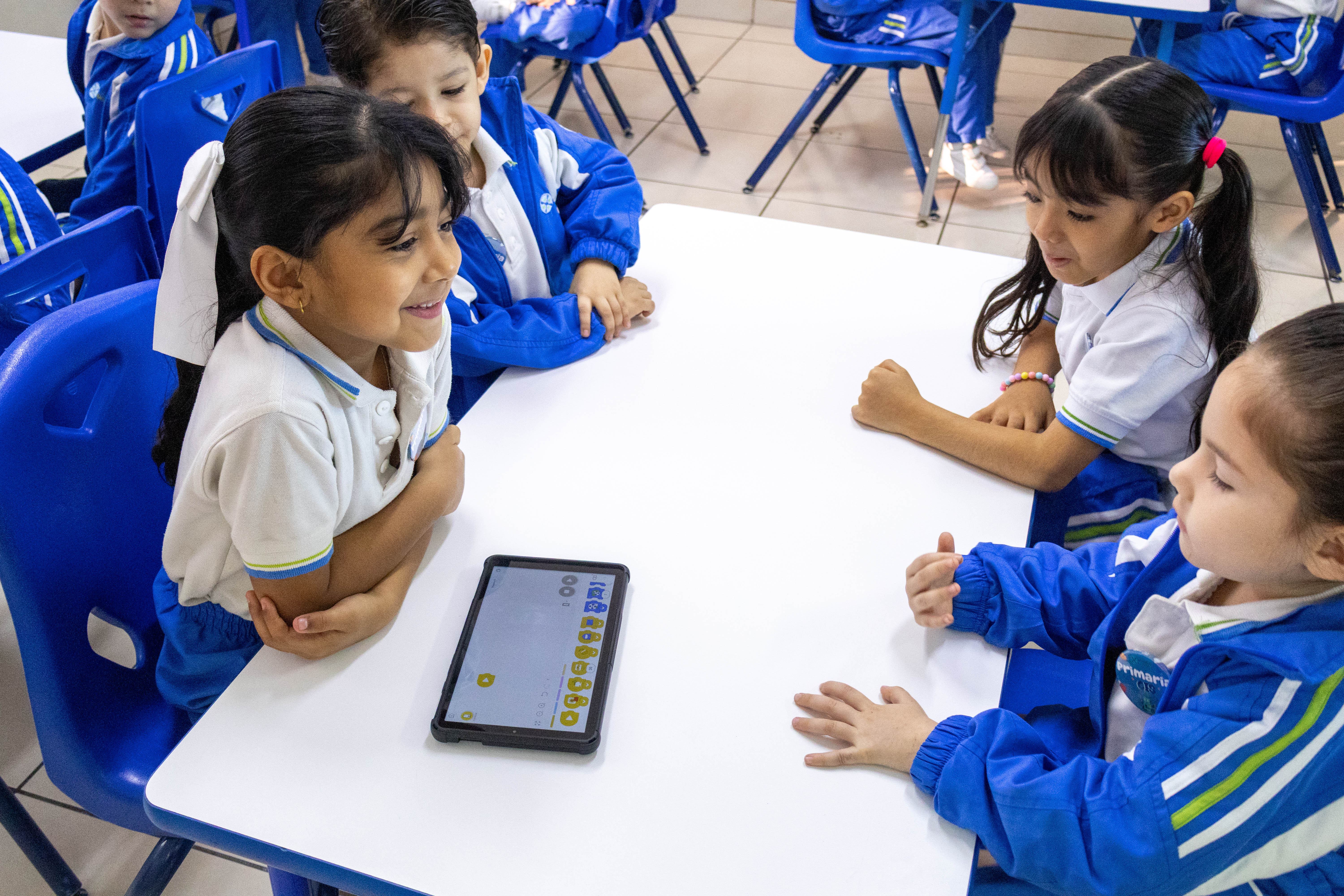 Granja y Lago visitan la primara